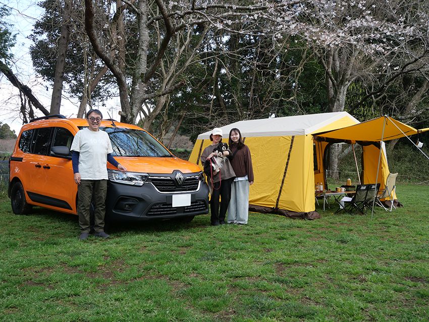 神奈川県から参加した仲裕司さん（62歳）は、オレンジのボディカラー「オランジュ・コランジュ」のカングーを所有。「この色だから欲しかった」と語るほど、カラーへの強いこだわりを持つ。車両の横にはオガワの限定モデルのテントを設営し、アウトドアスタイルにも妥協はない。