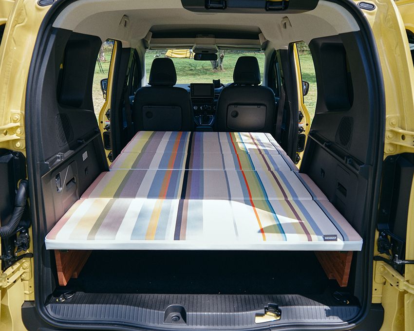 南仏のテキスタイルブランド「レ・トワール・デュ・ソレイユ」の生地を用いた近日発売予定のベッドキットの新作も展示