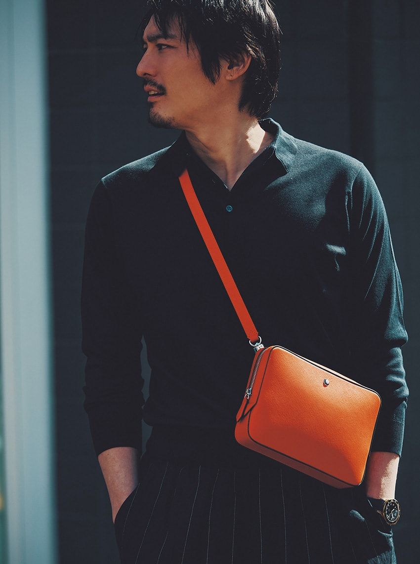 バッグH17×W24×D4㎝ 16万6100円／モンブラン　0800-333-0102、ポロシャツ6万500円／ジョン スメドレー（リーミルズ＆カンパニー　03-5784-1238）、パンツ5万9400円／ユーゲン（イデアス　03-6869-4279）