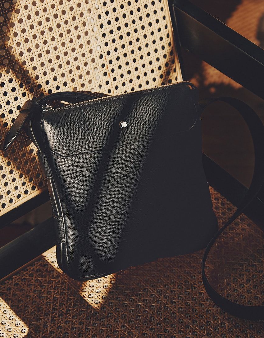 バッグH24×W22.5×D5㎝ 23万4300円／モンブラン　0800-333-0102