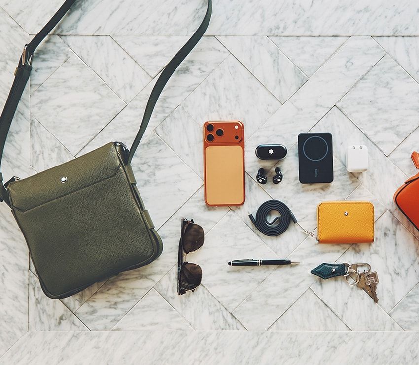 バッグH24×W22.5×D5㎝ 23万4300円、財布5万8300円、キーホルダー4万3450円、イヤフォン5万7200円、ペン8万300円／すべてモンブラン　0800-333-0102、アダブター5379円、モバイルバッテリー6039円、ケーブル2990円／すべてベルキン　japansupport@belkin.com