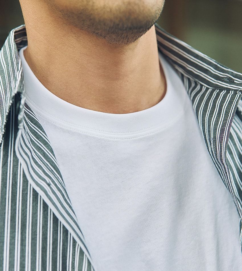 インナーのTシャツは今季の新顔で、高強度コットン地を採用。洗濯を繰り返してもヘタりにくい襟など、ディテールもタフな仕上げ。