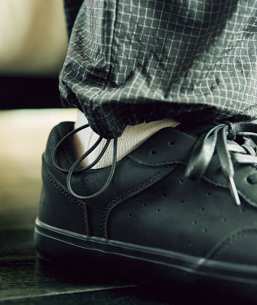 パンツの裾にはドローコードが付き、シルエットやレングスを変えて気ままに遊べる。