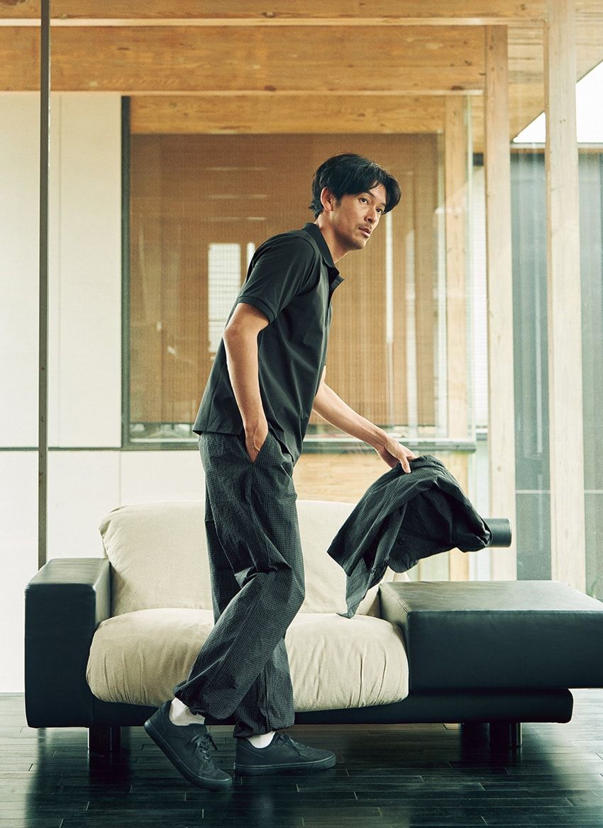 手に持ったジャケット2900円、パンツ2500円、ポロシャツ1280円、スニーカー1900円／すべてワークマン