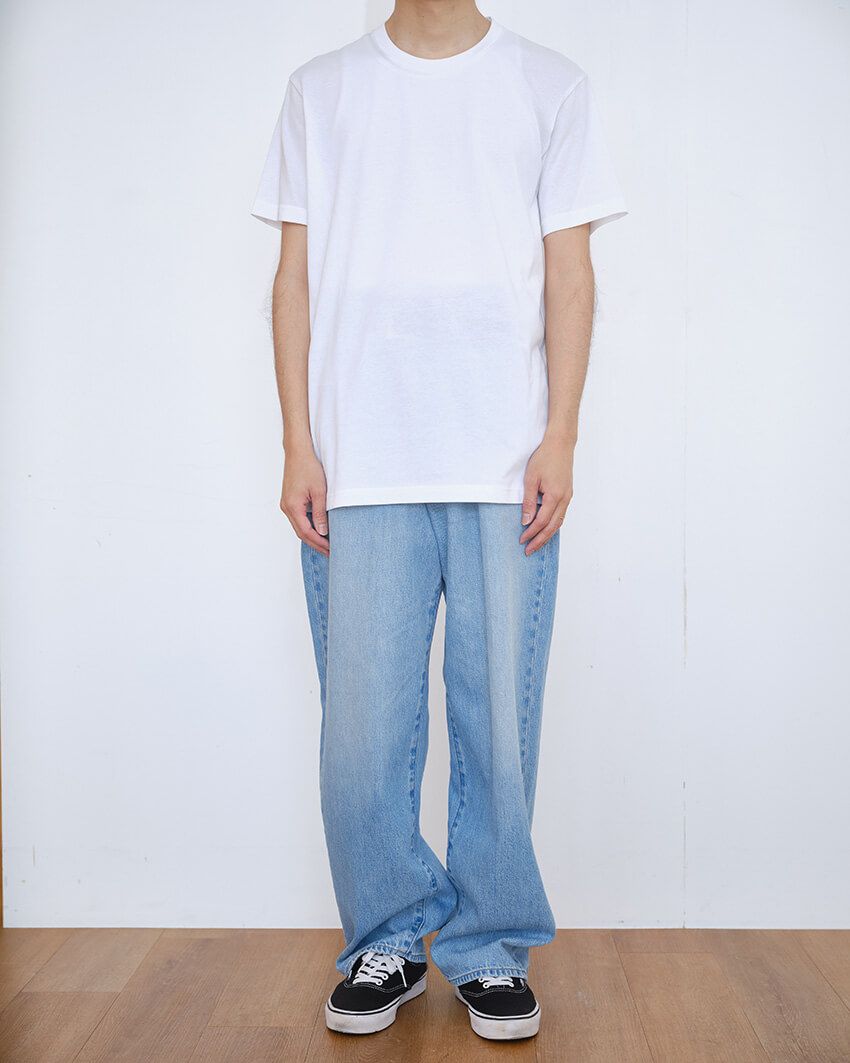 上「ドライクルーネックT（半袖）」590円、下「バギージーンズ」4990円／ユニクロ