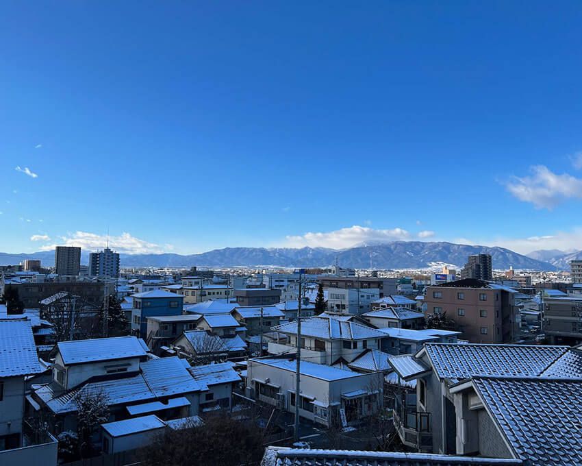 尾崎さんが「山の家」と呼ぶ、長野の家からの山々を望む眺め