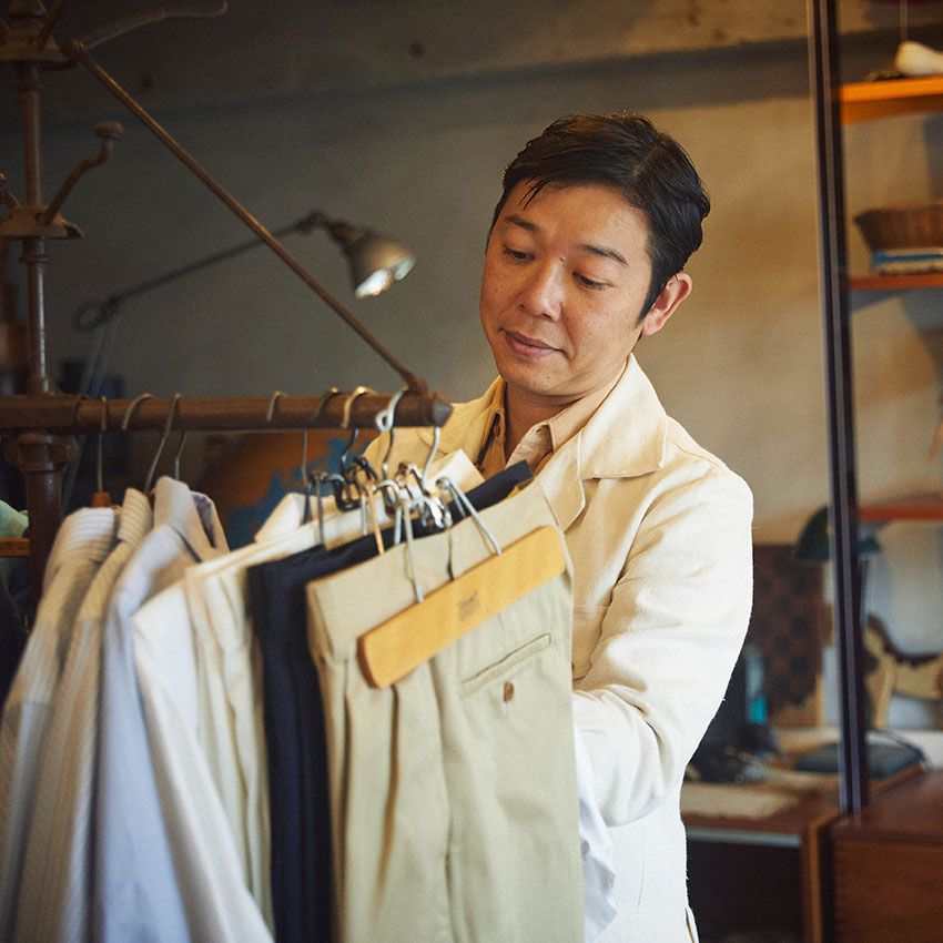 尾崎雄飛（おざき・ゆうひ）● 1980年生まれ。SUN/kakke（サンカッケー）デザイナー。セレクトショップでのバイイングやブランドの立ち上げに携わったのち、独立。自身のブランドを手掛けるだけでなく、フリーランスでのバイイングやプロデュース、ちょっとした文筆業など、活躍の場を広げている。自身のYouTubeチャンネル「尾崎雄飛の洋服天国」では、ヴィンテージへの深い造詣と人柄のにじみ出た語り口とにハマってしまう視聴者が後を絶たない。