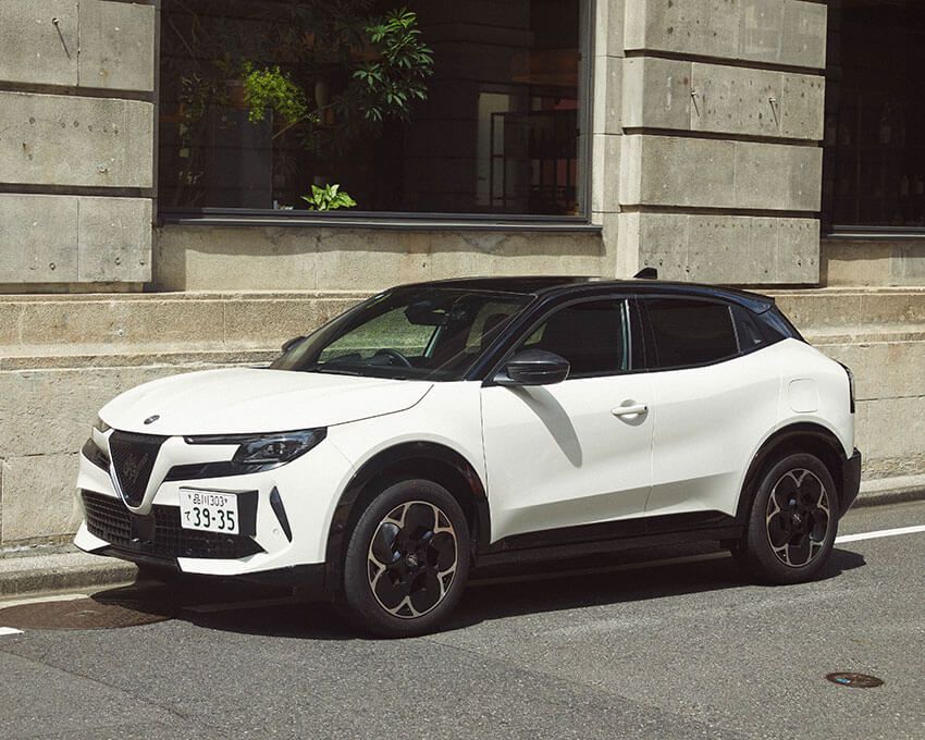 「アルファ ロメオ ジュニア イブリダ エディツィオーネ ビアンコ」。全長4195×全幅1780×全高1585㎜、1.2リッター 直列3気筒ターボ＋モーターシステム（ハイブリッド）、最高出力145ps、6段DCT。499万円〜／アルファ ロメオ　0120-779-159