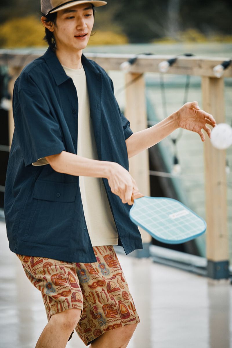 シャツ／FREAK'S STORE／￥6,380、ショートパンツ ／FREAK'S STORE／￥7,700