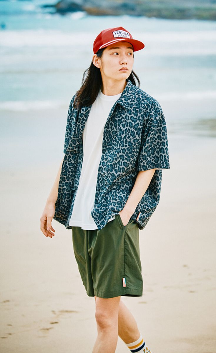 シャツ／FREAK'S STORE／￥6,380、ショートパンツ ／FREAK'S STORE／￥6,600