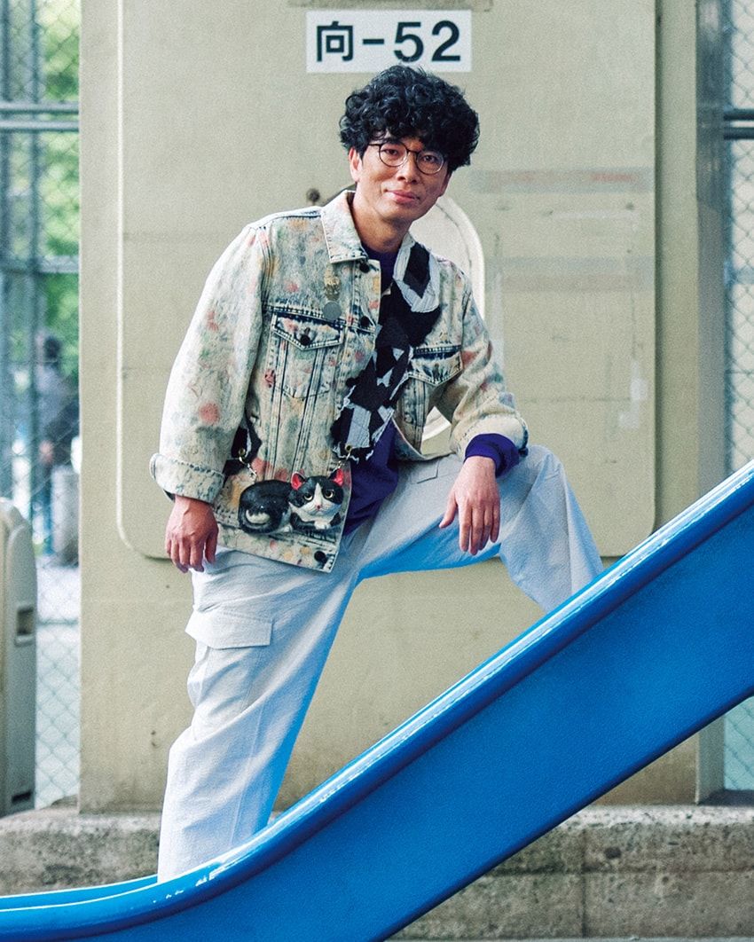 片桐仁 ●1973年生まれ。埼玉県出身。多摩美術大学在学中に小林賢太郎とのコントユニット、「ラーメンズ」を結成し、カルト的な人気を獲得。現在はドラマや舞台を中心に個性派俳優として活躍する一方、20年以上粘土作品を作り続ける「粘土道」の活動を行うなど、造形作家としても知られる。ジャケット5万5000円、パンツ2万4200円／ともにPS ポール・スミス（ポール・スミス リミテッド　03-3478-5600）、その他すべて私物