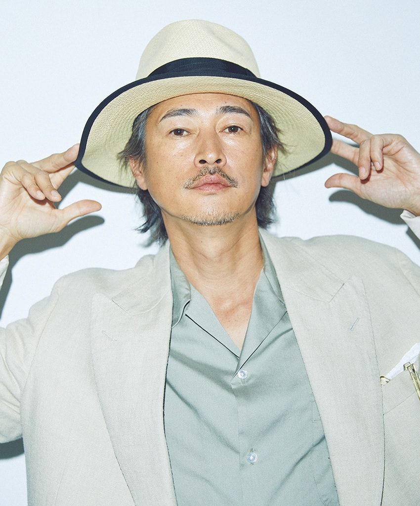 窪塚洋介●1979年、神奈川県生まれ。95年に俳優デビューし、映画『GO』で日本アカデミー賞新人賞と史上最年少で最優秀主演男優賞を受賞。以降、映画やドラマ、舞台などで活躍するほか、音楽活動、モデル、執筆、陶芸や墨画といった創作など、多彩なフィールドで才能を発揮する。ジャケット10万7800円、パンツ5万2800円／ともにキャプテン サンシャイン　03-6712-6830、シャツ2万9700円／ワコマリア（パラダイストウキョウ　03-5708-5277）、ハット3万6300円／ステットソン（ステットソン ジャパン　03-5839-2098）