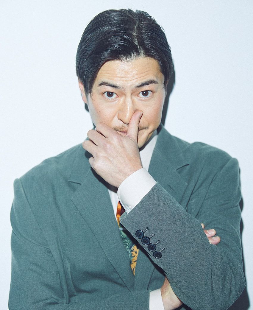 窪塚俊介●1981年生まれ。慶應義塾大学理工学部在学中にロサンゼルスのリー・ストラスバーグ演劇学校に留学。その後、2005年『火々（ひび）』にてスクリーンデビュー。映画やドラマ、舞台で着実にキャリアを重ね、近年はナレーションや海外作品の吹き替えなど、声の仕事にも活躍の場を広げている。ジャケット8万2500円、パンツ4万8400円／ともにイレーヴ