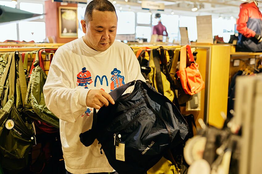 「このバッグ使いやすそう！」と赤羽さんが手にしたのは「L.W.ショルダーバッグ L」7300円／モンベル（モンベル・カスタマー・サービス　06-6536-5740）