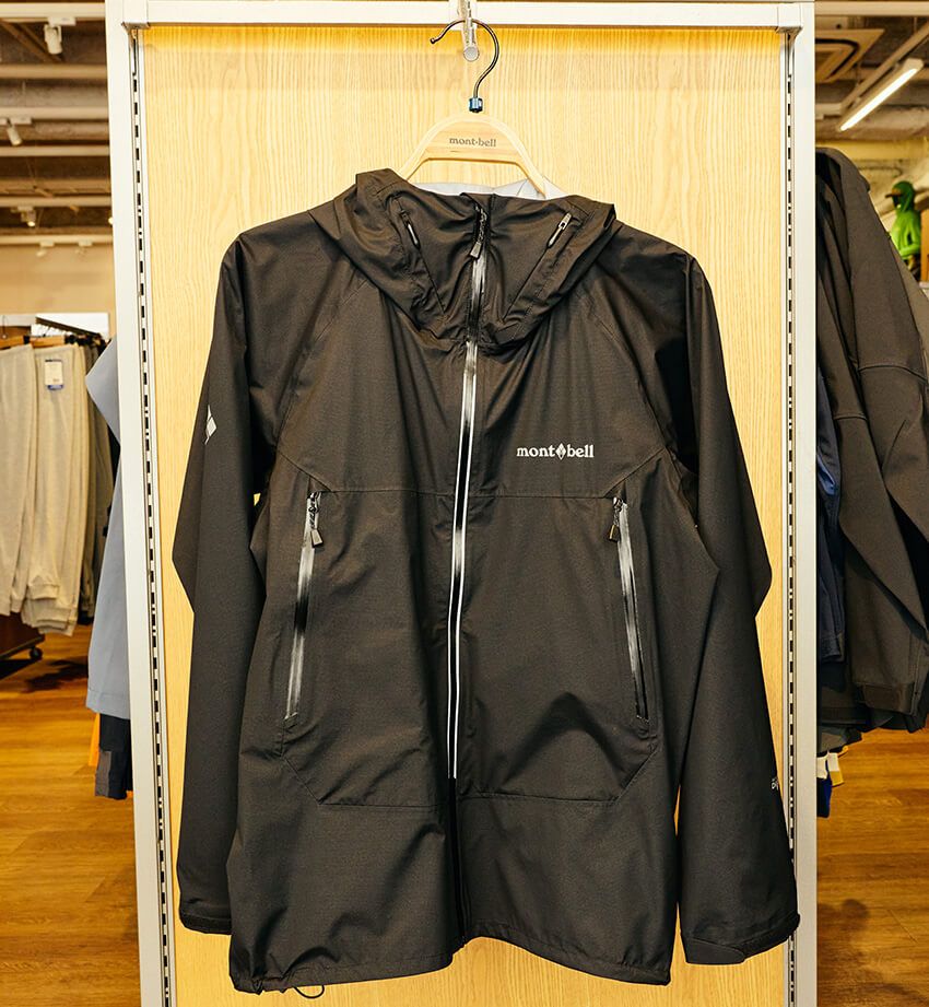 「トレントフライヤー ジャケット」2万5500円、「L.W.ショルダーバッグ L」7300円、「ストレッチ O.D. ドット キャップ」3500円／すべてモンベル（モンベル・カスタマー・サービス　06-6536-5740）
