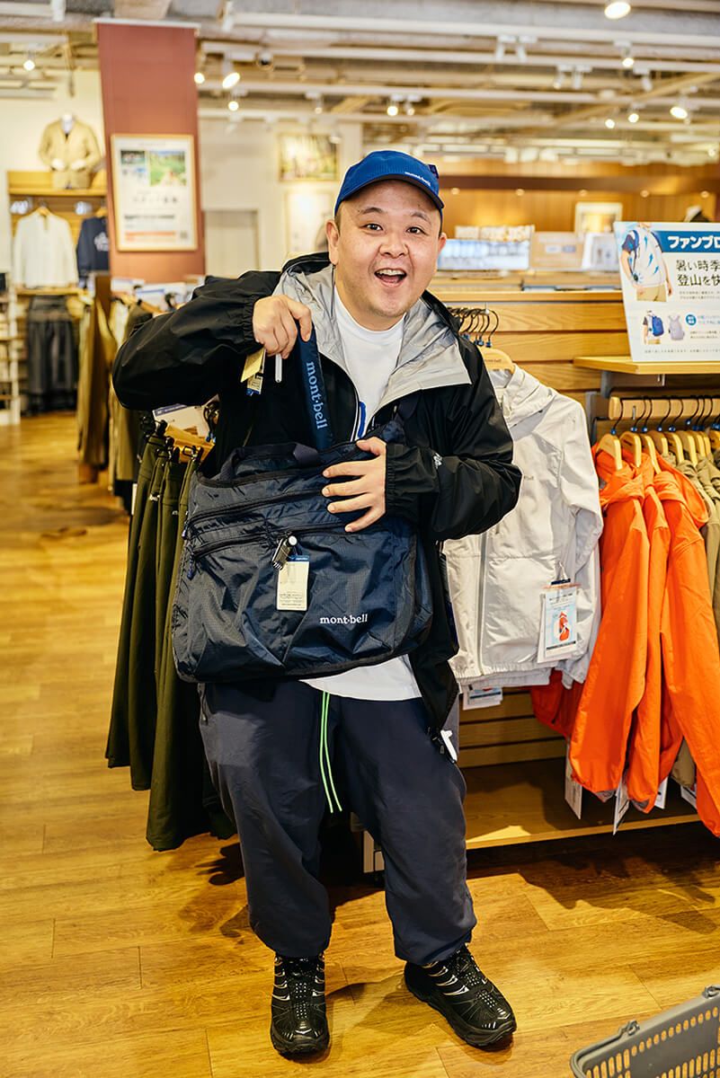 「トレントフライヤー ジャケット」2万5500円、「L.W.ショルダーバッグ L」7300円、「ストレッチ O.D. ドット キャップ」3500円／すべてモンベル（モンベル・カスタマー・サービス　06-6536-5740）