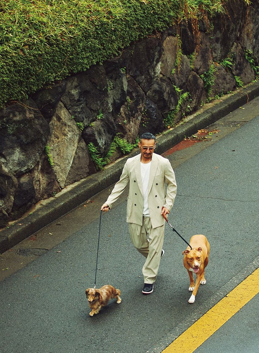 俳優 山口祥行と愛犬たち。変え難い絆で結ばれたオンリーワンな関係性 - 1枚目の画像