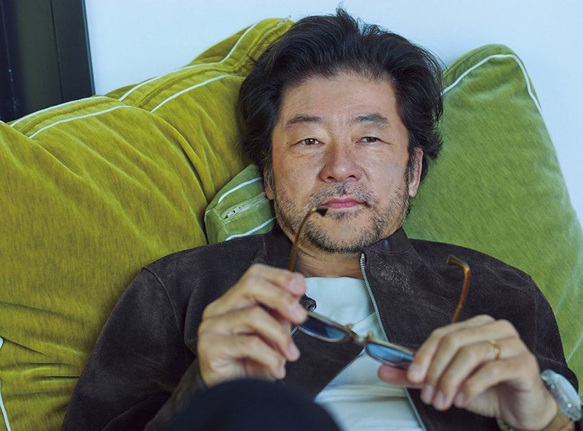 ブラウンスエードのジップジャケットは、武骨さと上品さが同居する一着。スエードと表革を組み合わせたレイヤード風のデザインが奥行きを生む。オン＆オフで愛用しているメガネは、白山眼鏡のもの。レザージャケット41万9100円、Tシャツ2万7500円／ともにアワー レガシー（エドストローム オフィス　03-6427-5901）