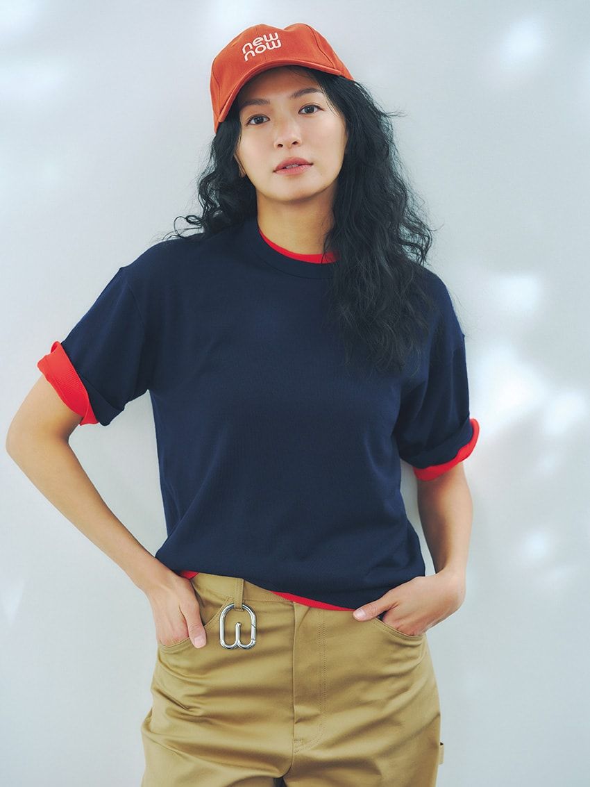 ネイビーニットTシャツ3万円、中に重ねたレッドニットTシャツ3万円、パンツ2万9700円、カラビナ5940円、キャップ9900円／すべてニューナウ（LAND NK　support@newnow.jp）