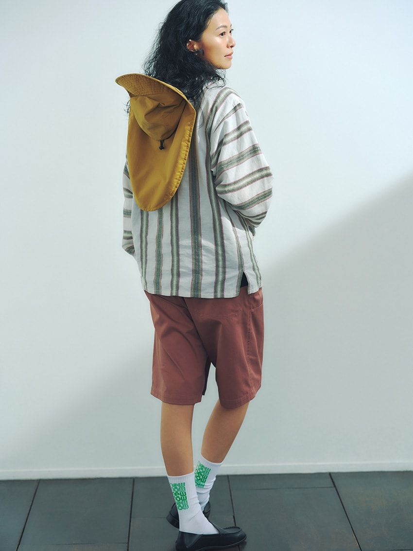 パーカ7万4000円、Tシャツ 1万4000円、ショーツ3万9000円、ハット1万9700円、ソックス2970円／すべてニューナウ（LAND NK　support@newnow.jp）、靴15万2900円／トッズ（トッズ・ジャパン　0120-102-578）