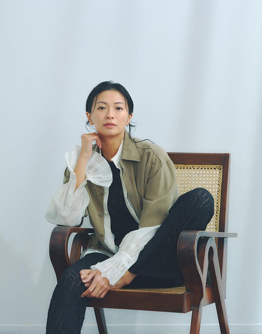 今期ドラマ 榮倉奈々さん着用ブラウス 腰の位置が高くて羨ましい」榮倉奈々、脚が長過ぎる圧巻スタイル披露