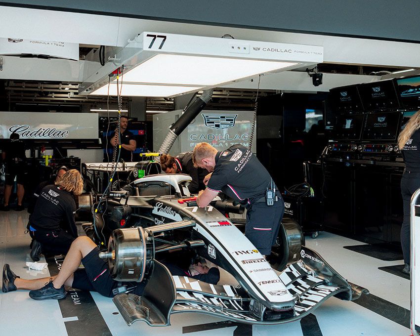  アメ車好きの伊藤英明がチーム「トミー ヒルフィガー」としてF1をパドッククラブで初体験！ - 10枚目の画像