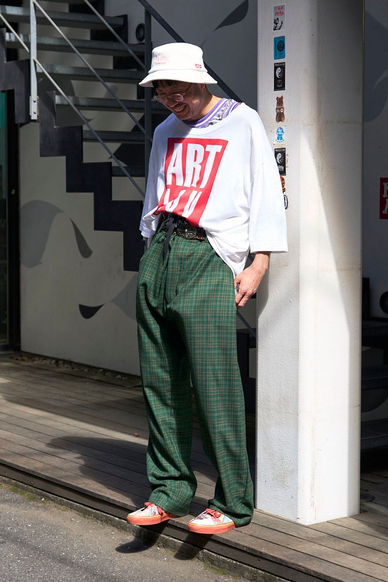 Tシャツ、パンツ＝ともにヴィヴィアンウエストウッド　カットソー、バッグ＝ともにノーブランド　シューズ＝ヴィヴィアンウエストウッド×ヴァンズ　帽子、ベルト＝ともに古着　眼鏡＝フォーナインズ  
