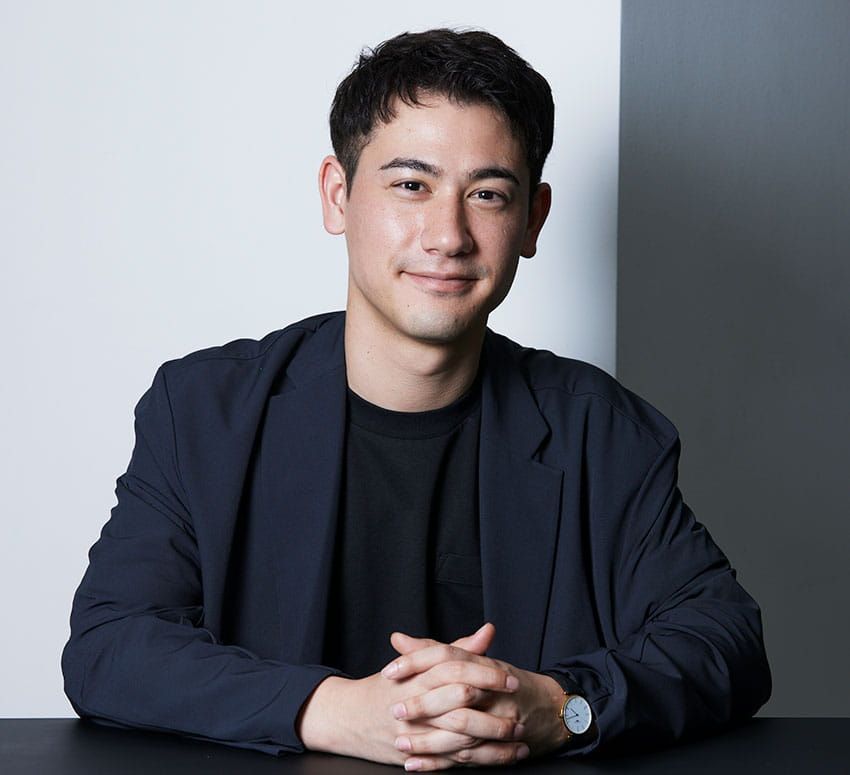 国山ハセン●1991年生まれ、東京都出身。大学卒業後、TBSテレビに入社。数々の番組でメインMCなどを務めたのち、2021年8月からは報道番組『news23』のキャスターを務める。2023年1月に独立後、ビジネス映像メディア「PIVOT」に参画しメインMCとして当メディアの躍進に貢献。2025年2月、アメリカでFOX UNION Inc.を立ち上げ、米国から最先端の一次情報を各メディアで発信。