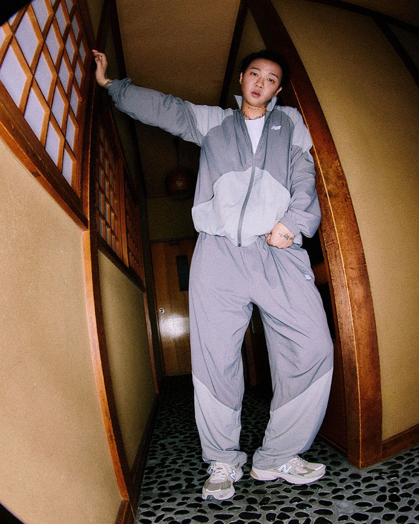 キービジュアルには、アーティストの「guca owl（グカール）」を起用。ストリートのリアルを体現し、グカール独自のスタイルでカルチャーを更新し続ける姿勢は、今シーズンのコンセプト「Grey X」と高い親和性を持っている。