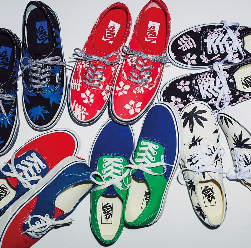 シルバーのスペアシューレースが付属する上の2モデルは「プレミアム オーセンティック」。アーカイブデザインを踏襲したサイドウォールとフォクシングテープ（外周のゴム）は通常モデルより厚みがあり、全体的にユーズド加工が施されている。右上から時計回りに●8250円、8250円、7150円、7150円、1万2650円、1万2650円／すべてヴァンズ（ヴァンズ ジャパン　0120-994-250）