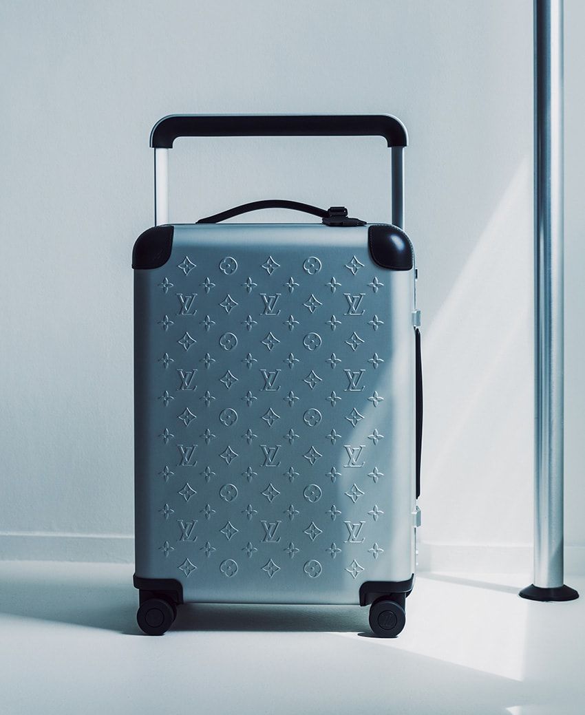 優れた耐衝撃性と洗練された佇まいを両立するスーツケース。スタンピングにより表出させたモノグラム・パターンも驚くべき緻密さである。機内持ち込み可能なコンパクトサイズ、ハンドルフレームが内部に干渉しないフラットなコンパートメント、世界40カ国以上でスムーズな開閉が可能なTSAロックと、使い勝手抜群の構造＆ディテールにも注目したい。H55×W38×D21㎝ 69万3000円［予価］／ルイ・ヴィトン　0120-00-1854