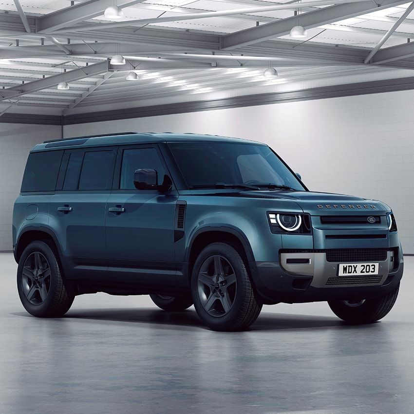 「ディフェンダー ハードトップ 110」1950年代に人気を博した「ランドローバー シリーズ Ⅰ」の商用モデル、「ハードトップ」の名を受け継ぐオフローダー。乗員スペースと荷室は固定式のパーテーションで仕切られる。998万円／ランドローバーコール　0120-18-5568