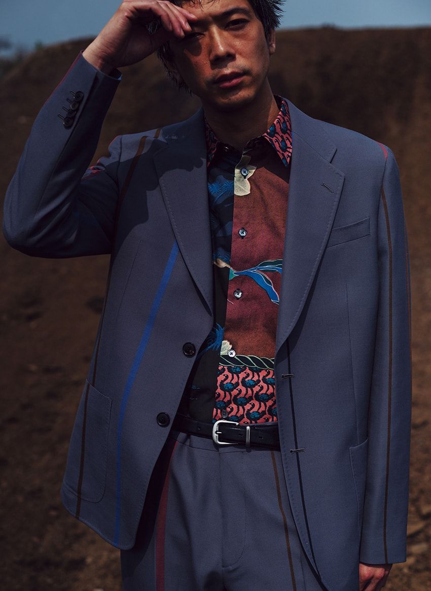 ジャケット22万円、シャツ3万3000円、 パンツ11万円／すべてポール・スミス （ポール・スミス リミテッド　03-3478-5600）