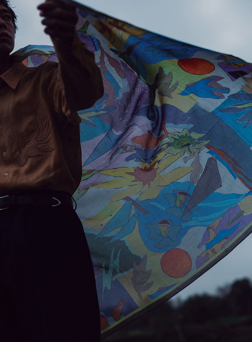 シャツ4万9500円、パンツ4万9500円、 スカーフ参考商品／すべてポール・スミス （ポール・スミス リミテッド　03-3478-5600）