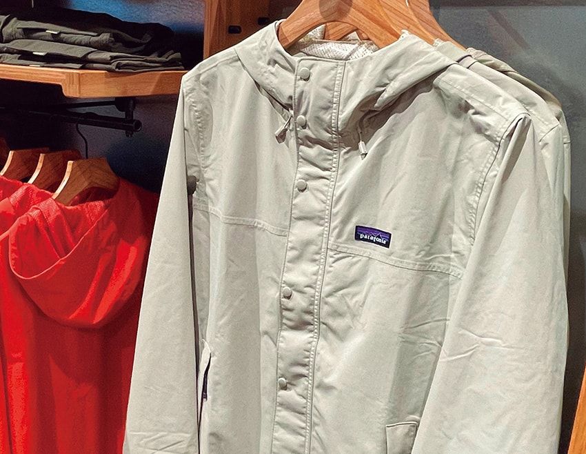 近年、紡績技術がアップデートされ、薄地のナイロンも製造可能に。現在ではレインウェアやダウンジャケットにも採用され、展開アイテムは100点を超える。