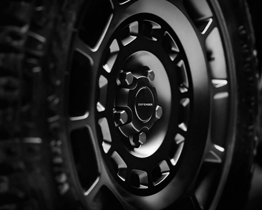 俳優・岡田准一が愛車「ディフェンダー 130」の魅力を語る。ラグジュアリーとタフネスを両立する理想的存在 - 9枚目の画像