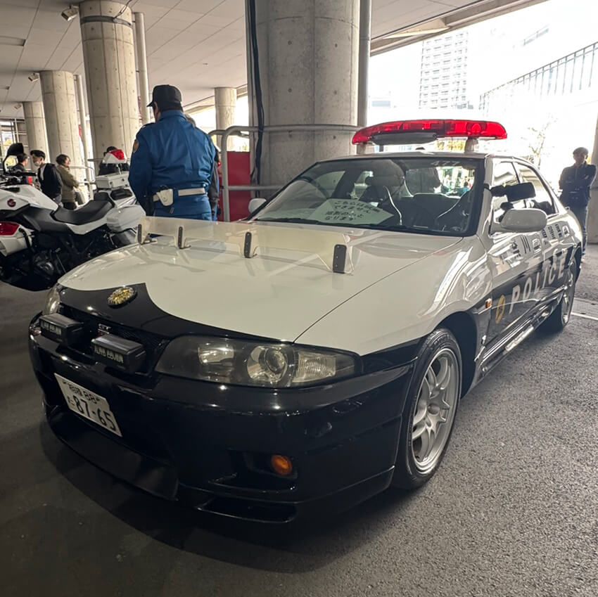 激レアな一台に巡り会えるのもノスタルジック２デイズの魅力。こちらはタダでさえレアな日産R33スカイラインGT-Rの４ドアの、しかもパトカー仕様です。