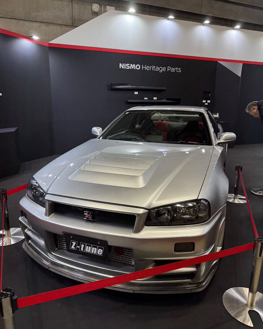こちらはNISMOが創立20周年を記念して、2004年に製作した究極のコンプリートカー、R34（第２世代の最終型）スカイラインGT-R Zチューン。同社が日産のヘリテイジ事業を手がけています。