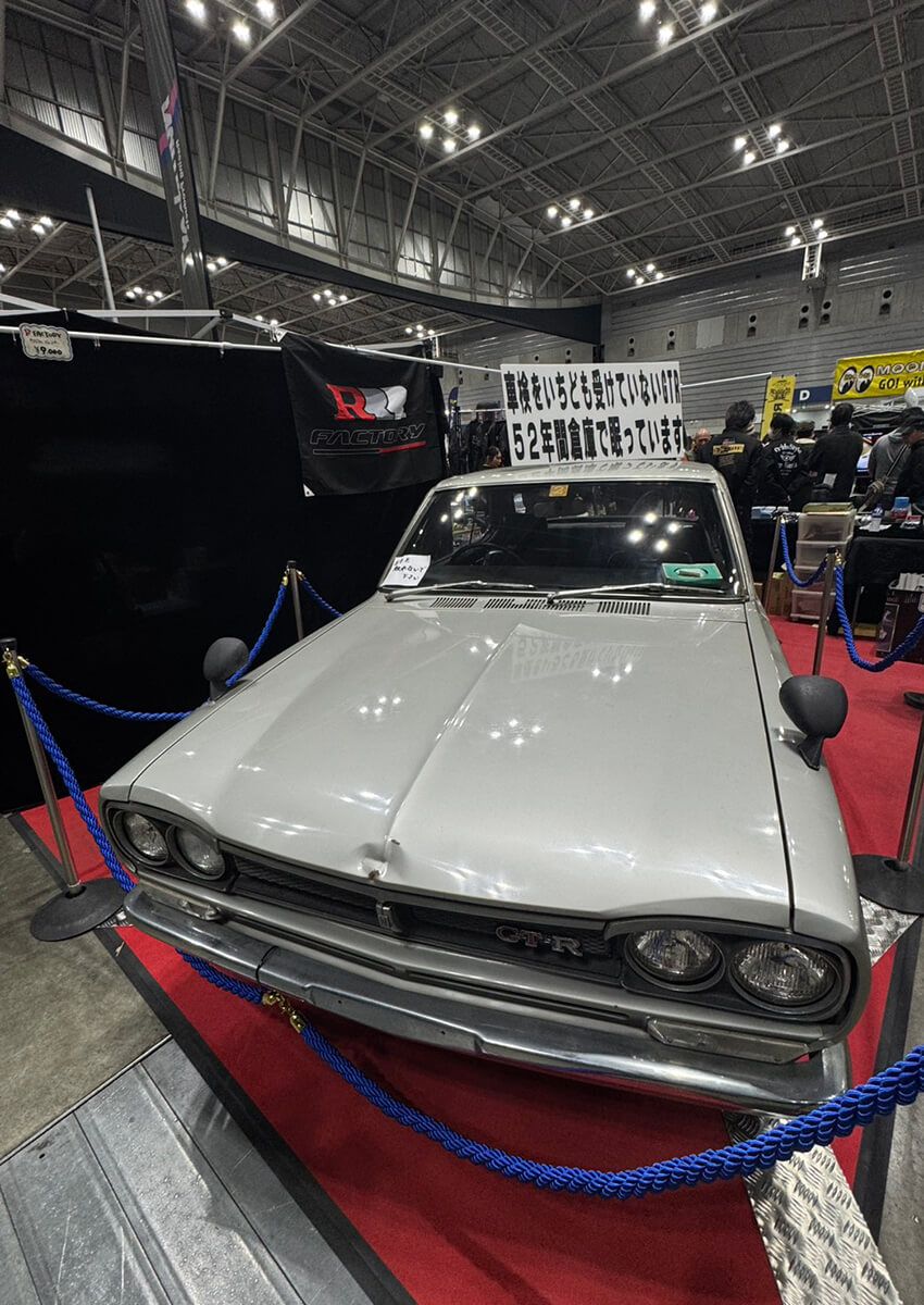 日産スカイラインハードトップ2000GT-R。通称「ハコスカGT-R」。こういう納屋や倉庫などに長期間保管され、数十年ぶりに発見された車を「バーンファインドカー」と言います。