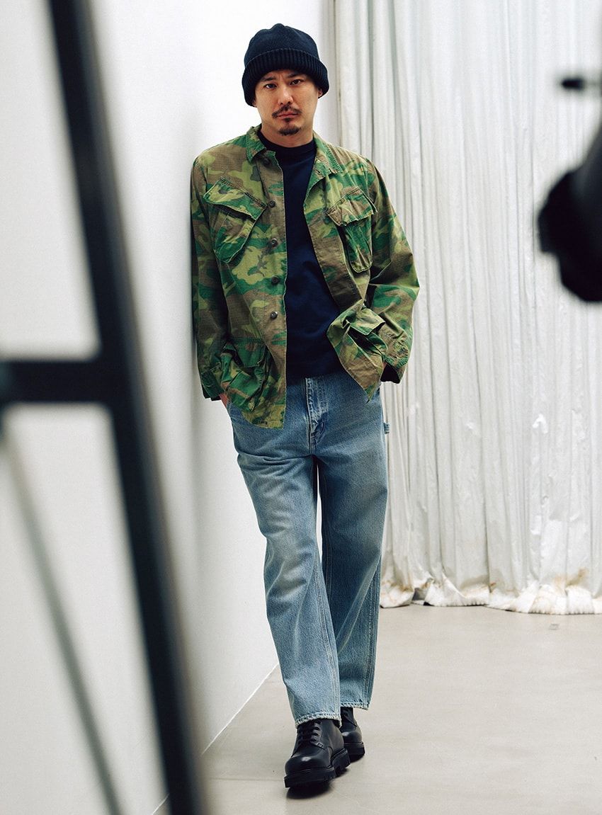 古着のジャケット1万6500円／ジャンティーク　03-5704-8188、Tシャツ9680円／スローン（ザ ショップ スローン 自由が丘　03-6421-2603）、デニム5万3900円／RHC（RHC ロンハーマン　0120-983-781）、ニットキャップ6600円／クレプスキュール（オーバーリバー　info@overriver.com）、ブーツ15万9500円／ジェイエムウエストン（ジェイエムウエストン 青山店　03-5485-0306）
