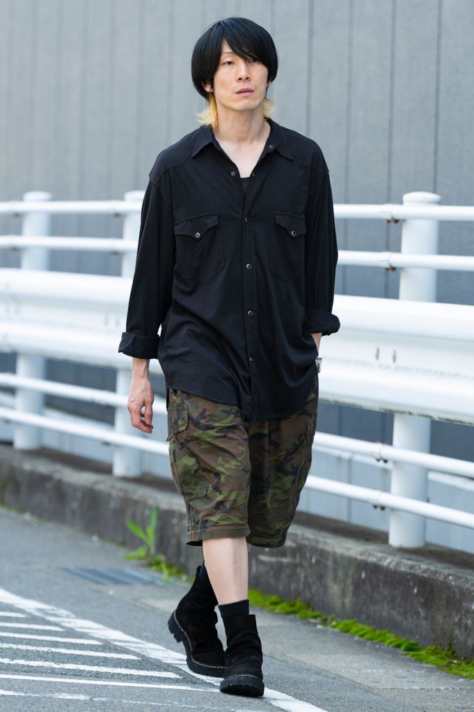 シャツ、パンツ＝ともにコモリ