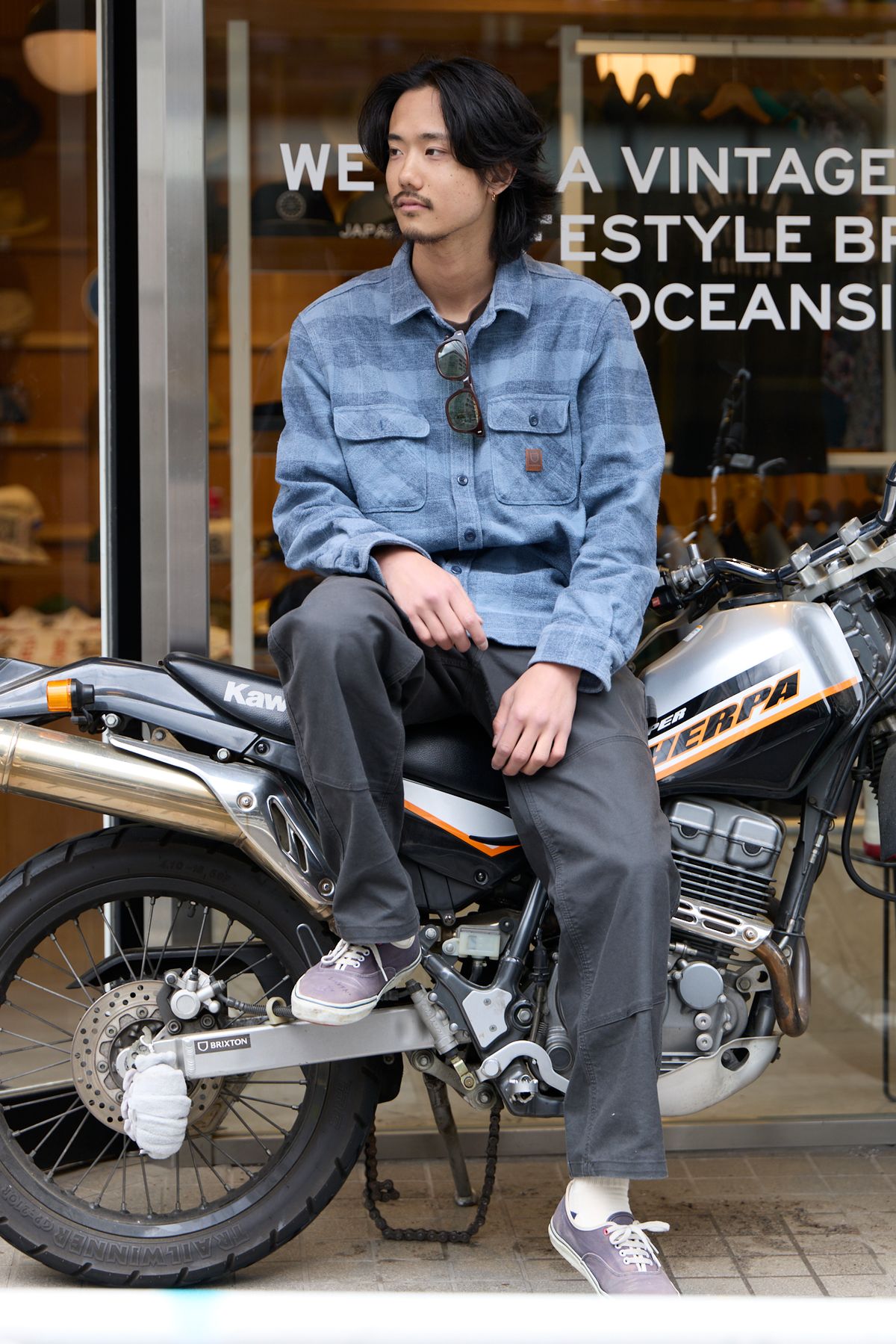 シャツ、パンツ＝ともにブリクストン