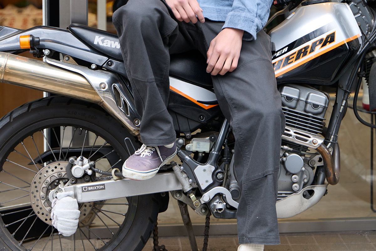 バイクな俺”の休日アクティブコーデ！ 連休コーデのスタイルサンプル4選 T*a様 グレー バイク車体 使用感あり