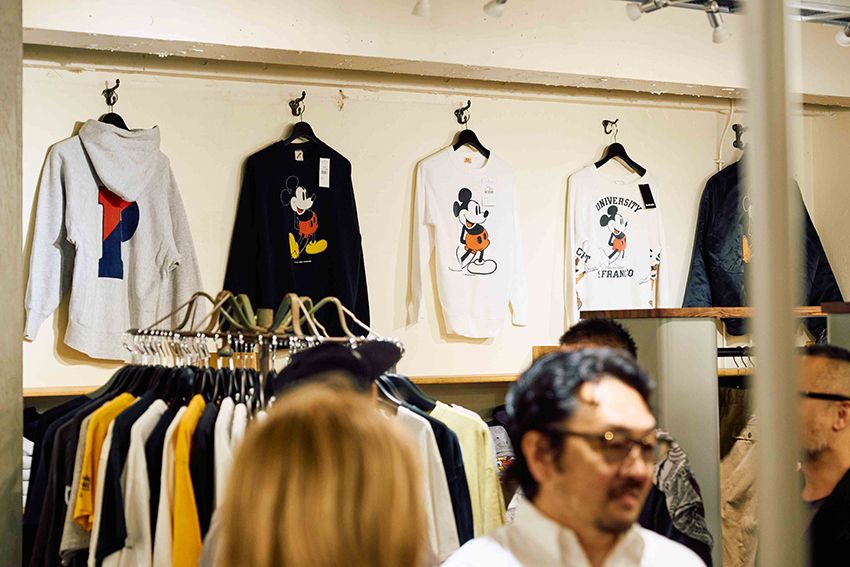 ここ最近、価格高騰が著しいミッキーマウスのスウェットも、古いものだと70年代製のものからスタンバイ。個体数の少ないフェルトプリントのものもあり。