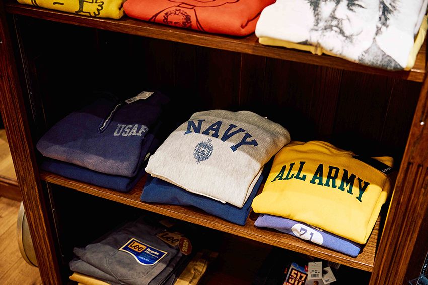 定番であるスウェットやパーカは本店からのピック。チャンピオンやスプルース、ミリタリーものなど、人気ものがずらり。