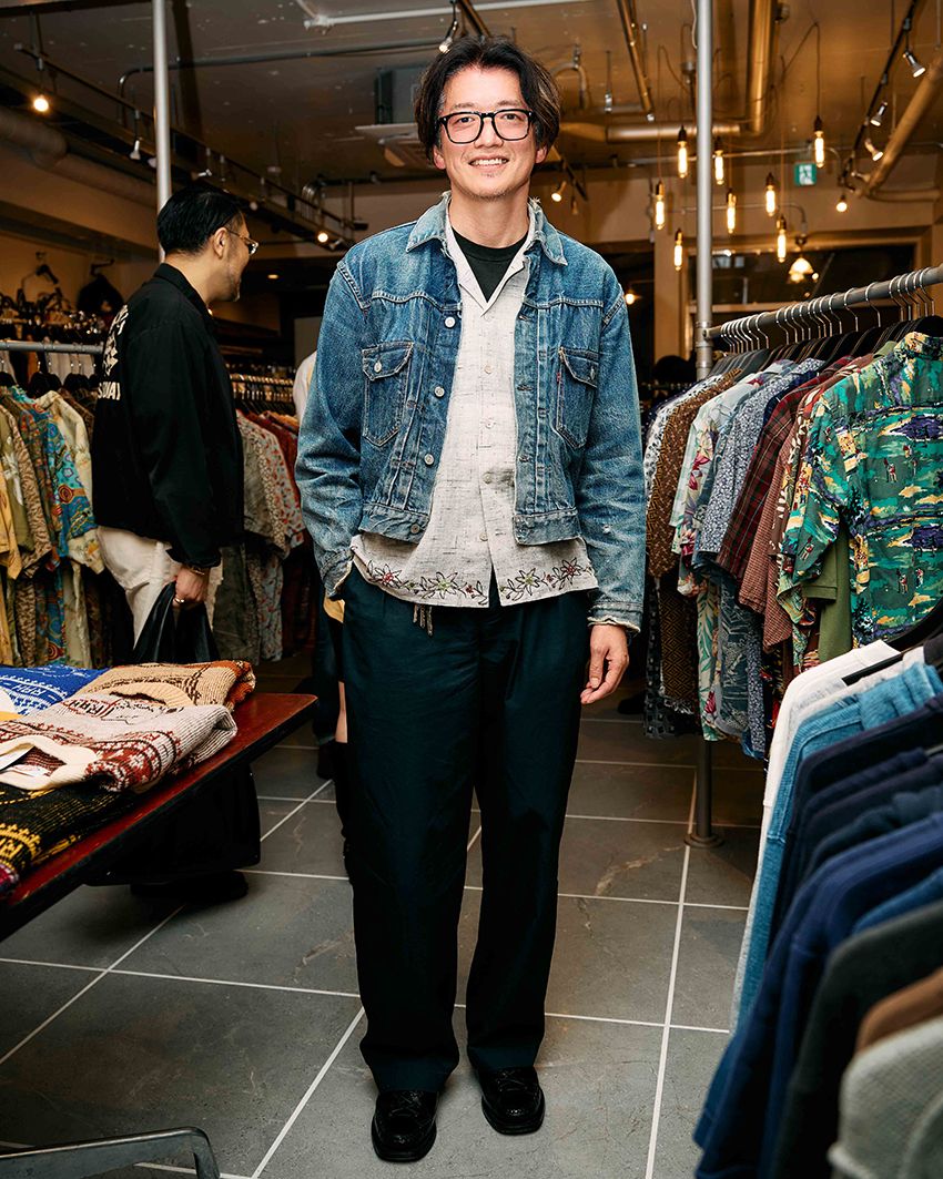 ヴィンテージラバーとしてもお馴染みの坂田さん。「リーバイス」507XXの無骨なデニムジャケットに、インド発のブランド「カルティックリサーチ」の刺繍シャツを重ねた奥行きあるスタイル。「ニューターム」の端正なスラックスで都会的に整えつつ、足元は「へリュー」のシューズで軽やかさを添え、異素材のコントラストが際立つ着こなしに。