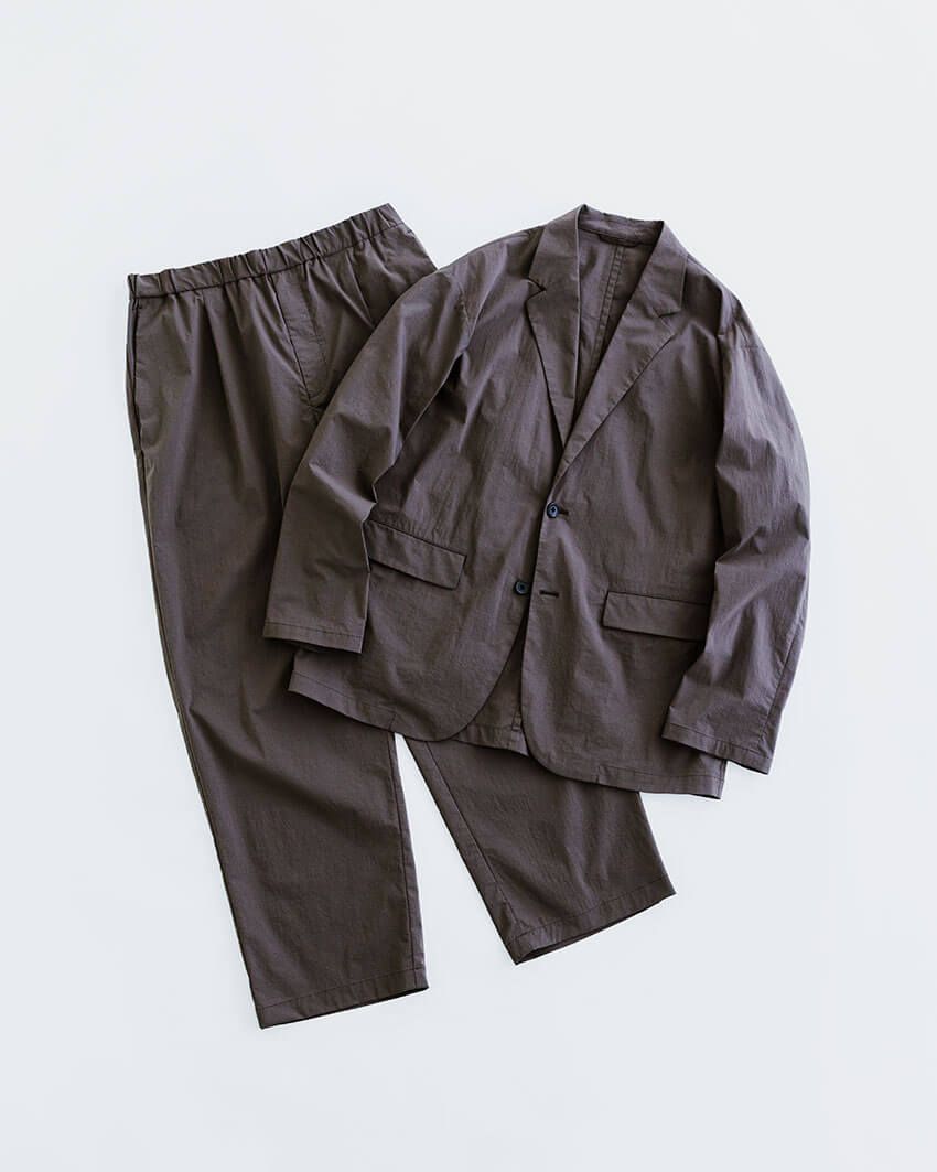 ジャケット1万7930円、パンツ9900円／ともにグリーンレーベル リラクシング　store.united-arrows.co.jp/brand/glr/