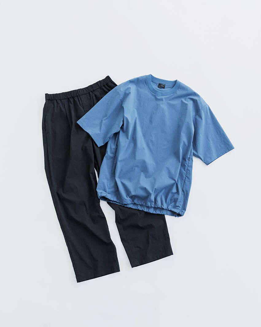 Tシャツ7920円、パンツ9900円／ともにともにグリーンレーベル リラクシング　store.united-arrows.co.jp/brand/glr/