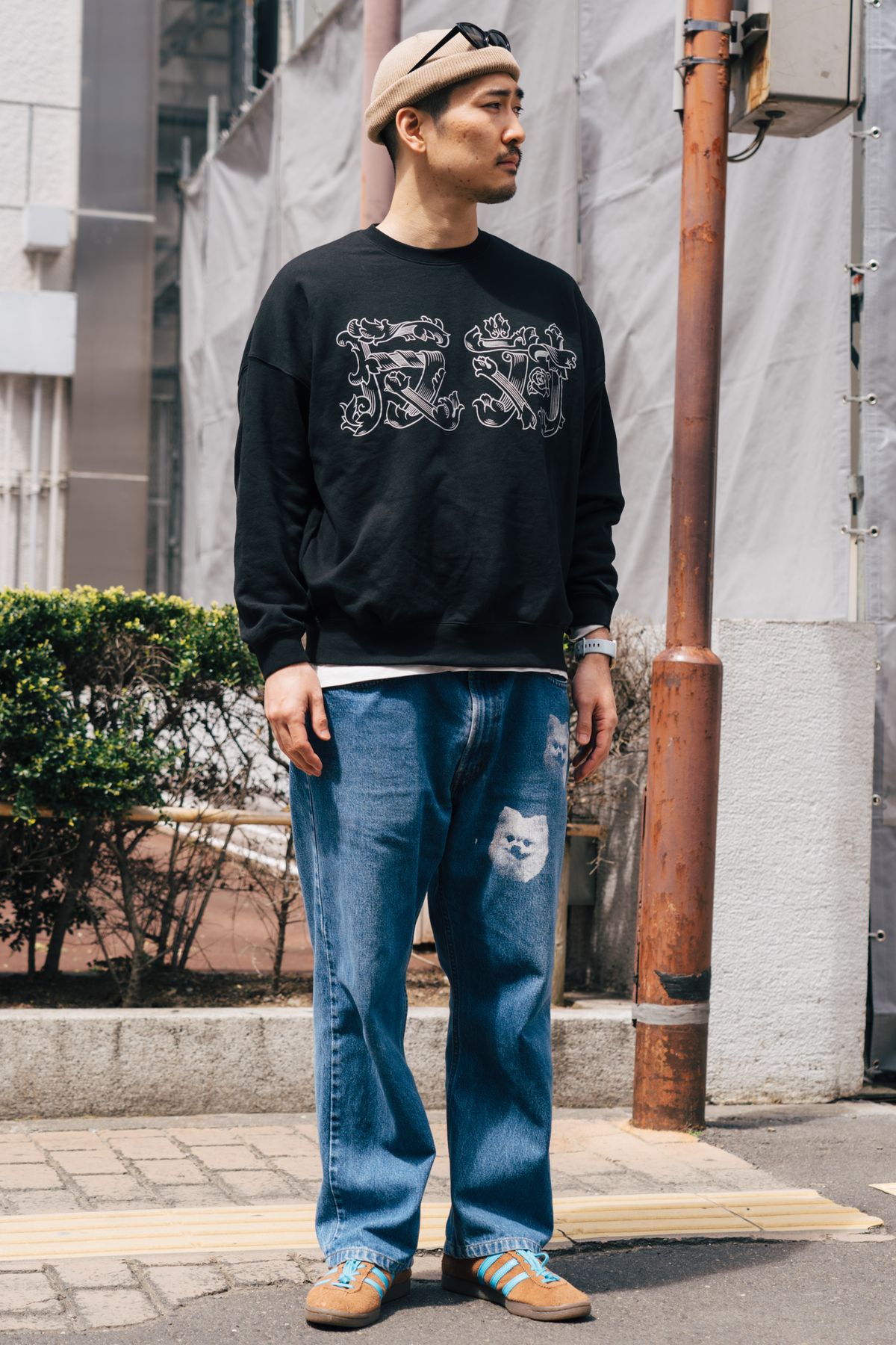 帽子、眼鏡＝ともに不明