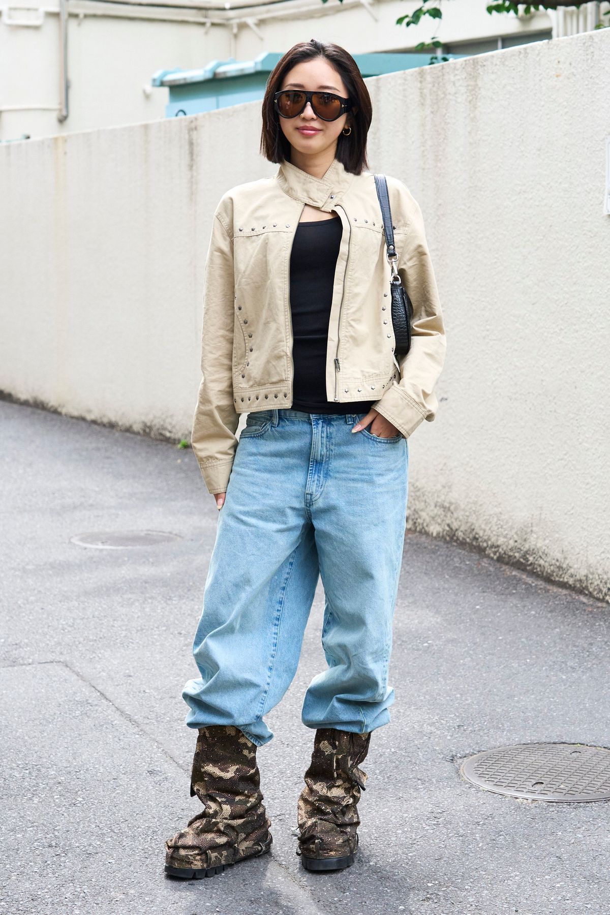 眼鏡＝シーイン　ジャケット＝ザラ　カットソー＝ギャップ　デニム＝ジーユー バッグ、ブレスレット、シューズ＝すべて不明